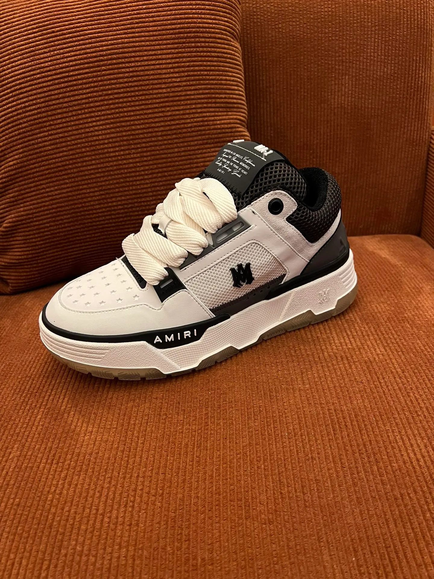 p620💰Men's shoes Amiri Emile's 2023 spring and summer new MA-1 bread shoes, couple models, casual sports shoes, sneakers Amiri gave up the rock punk style in the new season and used a large number of unsaturated colors, Morandi tones, whether you see or wear them, it will make people very happy. The large tongue of the bread shoes continues, shortens the length of the shoe body, thickens the midsole, and the toe part is more rounded. Amiri's brand letters and MA logo appear on the side of the shoe. Fabric: Original customized imported first-layer cowhide + mesh. Lining: Original customized breathable towel lining. Outsole. Foam combination material. Bottom thickness: 4CM. Size: Men's 39-45